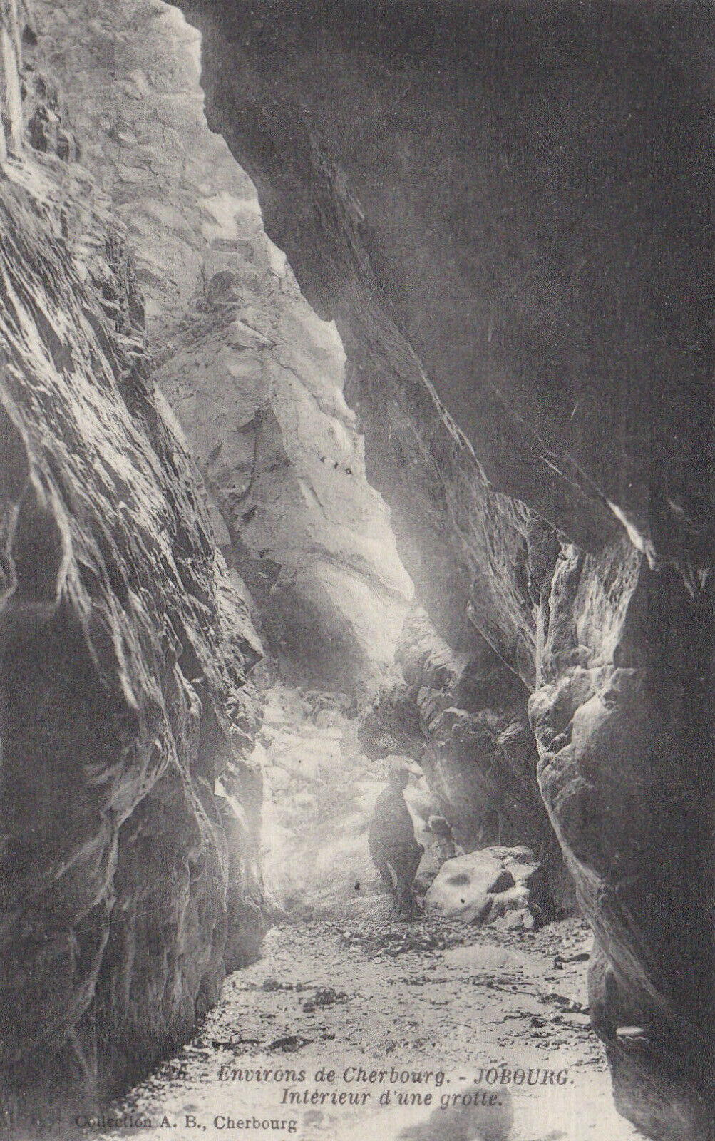 CARTE POSTALE ANCIENNE CPA ENVIRONS DE CHERBOURG JOBOURG INTERIEUR D'UNE GROTTE