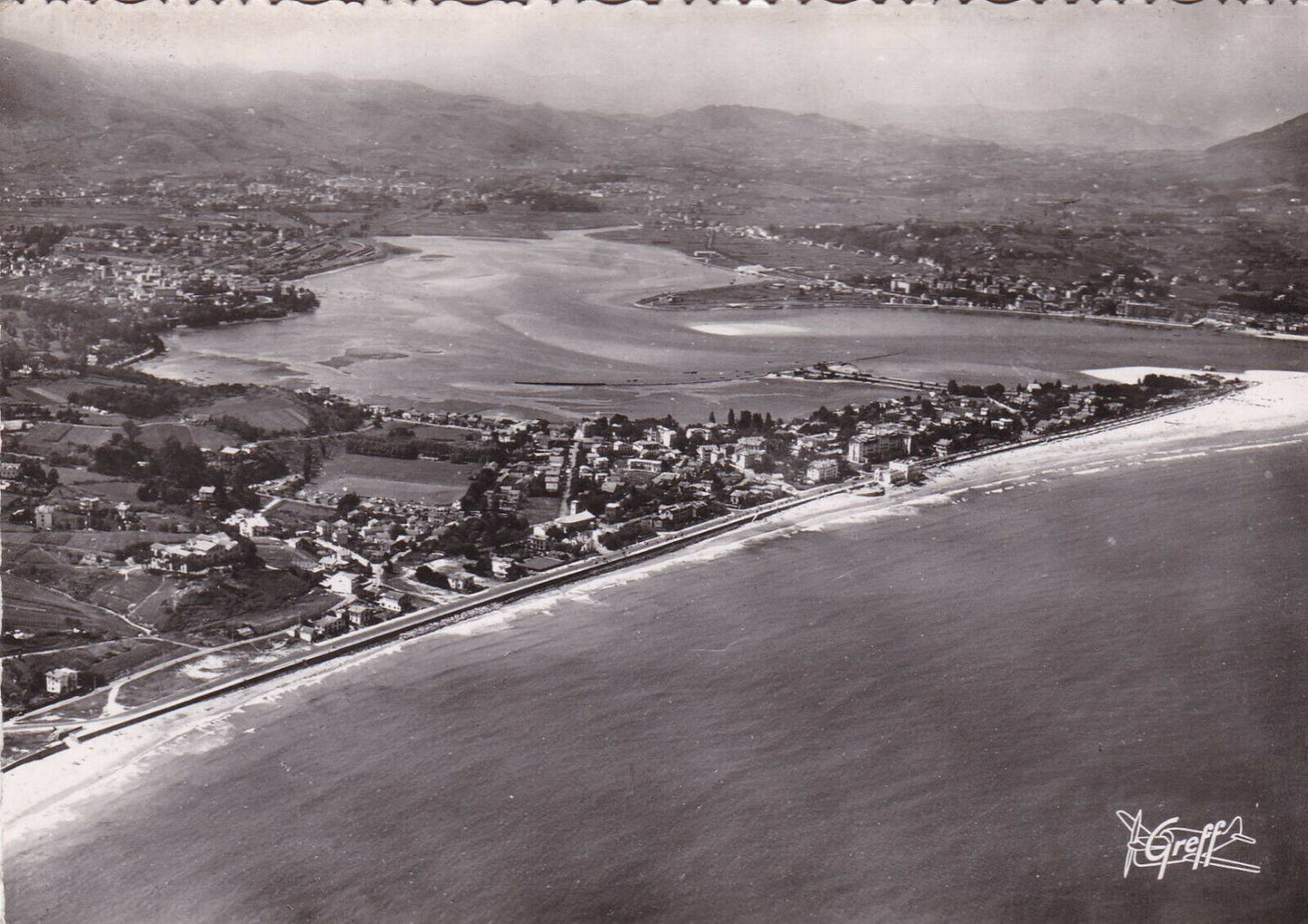 CARTE POSTALE CPSM NOIR & BLANC / HENDAYE VUE AERIENNE LA PLAGE ET LA BIDASSOA