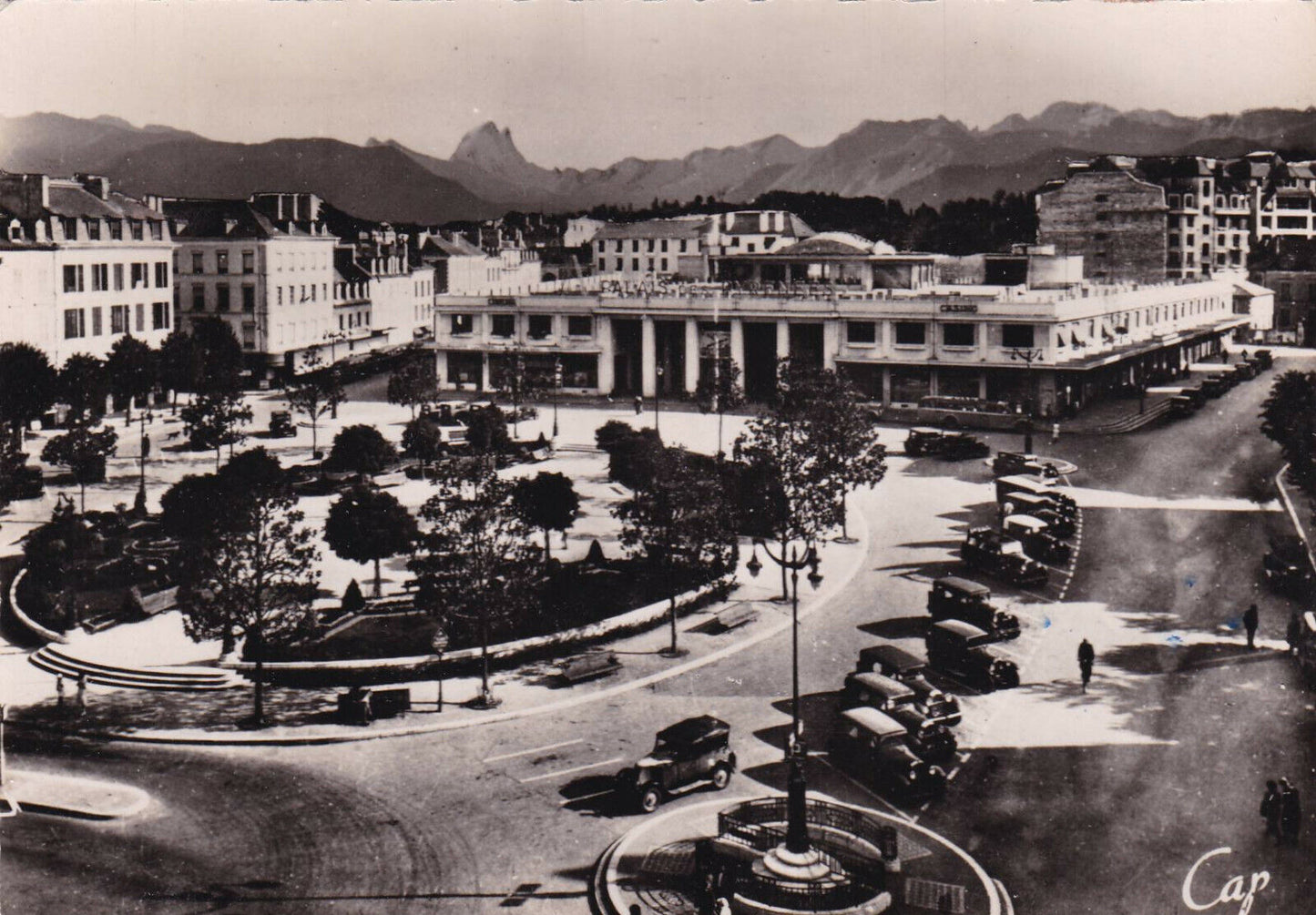 CARTE POSTALE CPSM NOIR & BLANC / PAU VUE GENERALE DE LA PLACE CLEMENCEAU (1952)