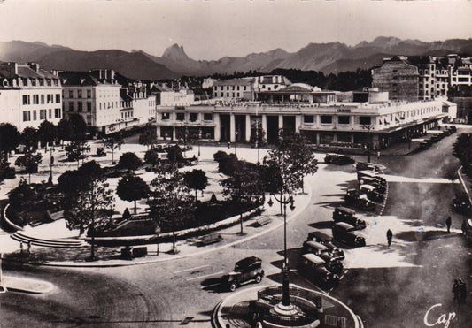 CARTE POSTALE CPSM NOIR & BLANC / PAU VUE GENERALE DE LA PLACE CLEMENCEAU (1952)