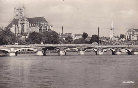 CARTE POSTALE CPSM NOIR & BLANC / AUXERRE LE PONT PAUL BERT ET LA CATHEDRALE