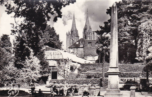 CARTE POSTALE CPSM NOIR ET BLANC / COUTANCES MANCHE LE JARDIN PUBLIC