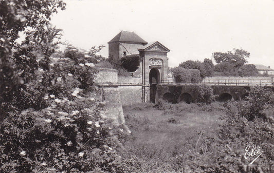CPSM BLACK AND WHITE POSTCARD / ILE DE RE ST-MARTIN MAIN GATE (1963) 