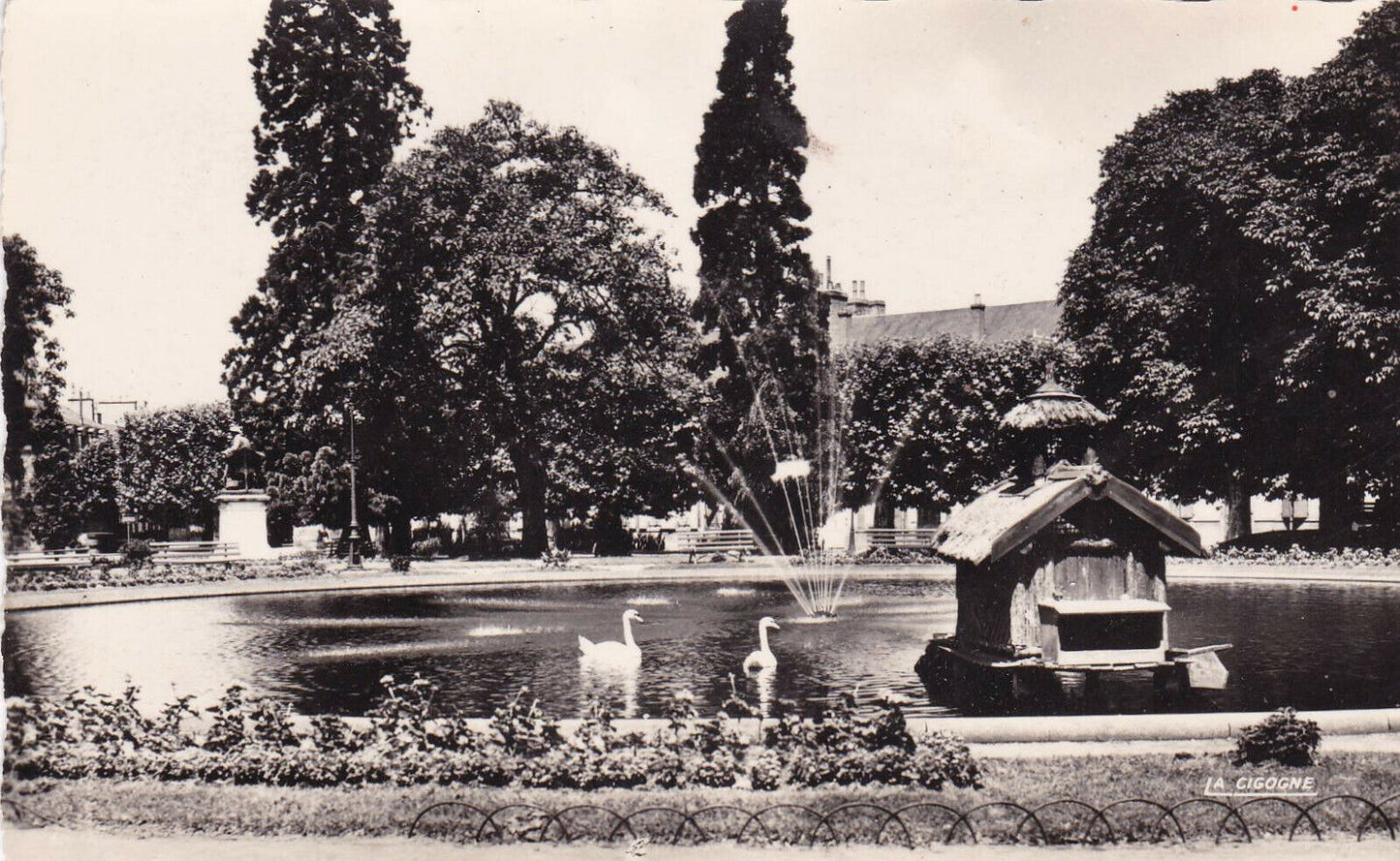 CARTE POSTALE CPSM NOIR ET BLANC / MOULINS SQUARE GENERAL LECLERC BASSIN CYGNES