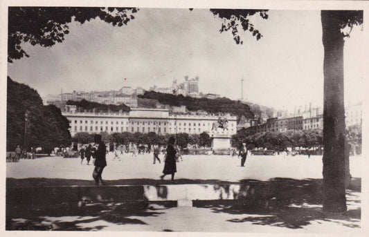CARTE POSTALE ANCIENNE CPA NOIR ET BLANC / LYON PLACE BELLECOUR COTEAU FOURVIERE