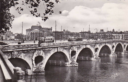 OLD BLACK AND WHITE POSTCARD / TOULOUSE LE PONT NEUF 