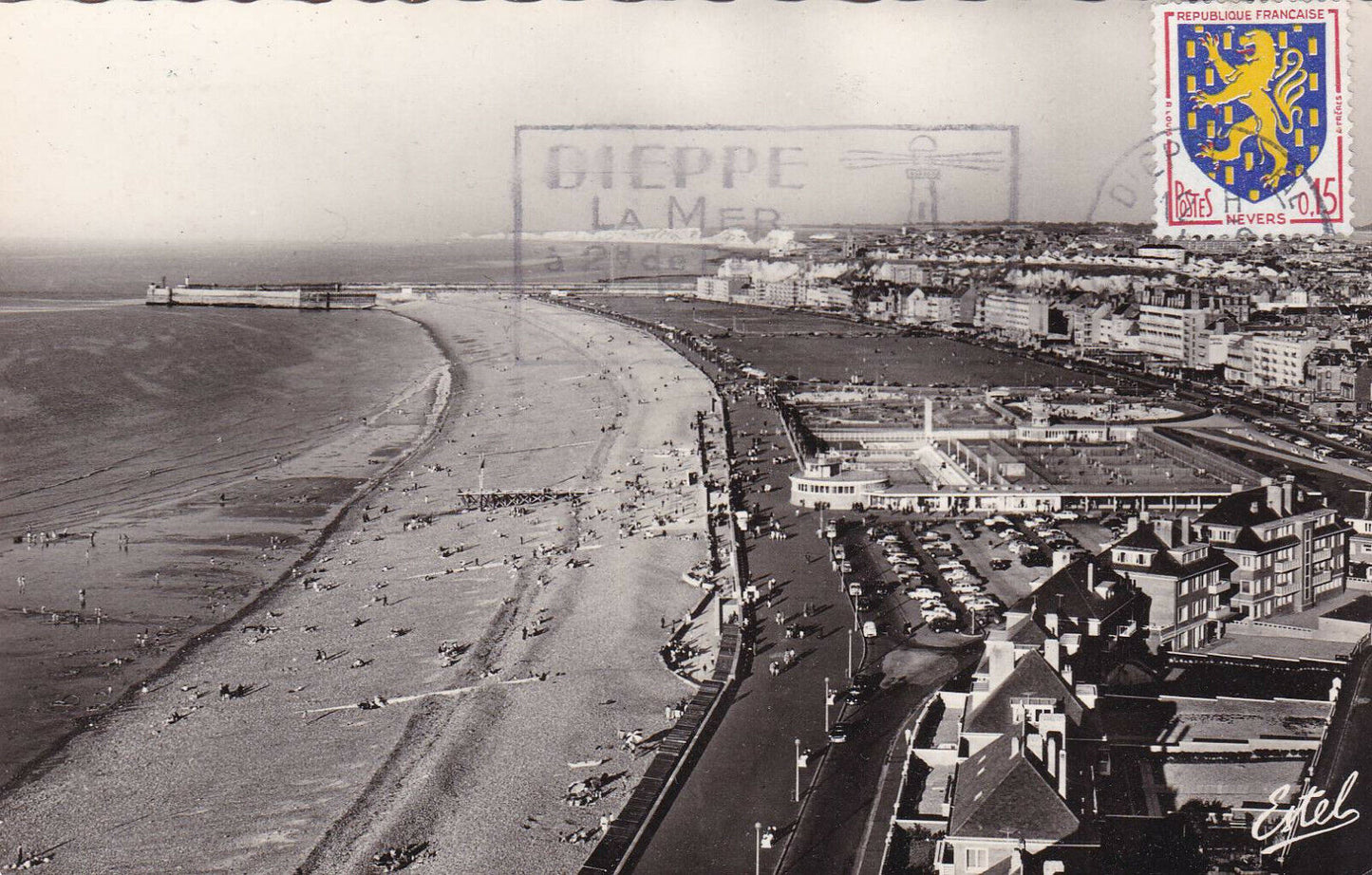 CARTE POSTALE CPSM NOIR ET BLANC / DIEPPE VUE GENERALE DE LA PLAGE