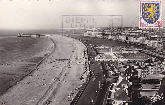 CARTE POSTALE CPSM NOIR ET BLANC / DIEPPE VUE GENERALE DE LA PLAGE