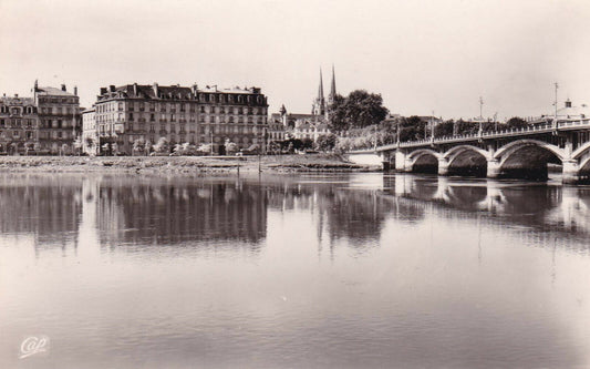 CARTE POSTALE CPSM NOIR ET BLANC / BAYONNE L'ADOUR LE PONT ST-ESPRIT CATHEDRALE