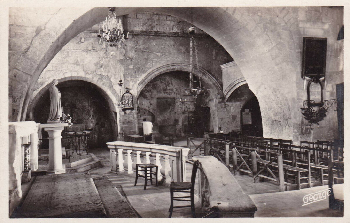 OLD BLACK AND WHITE POSTCARD / LES BAUX CHAPELLE ST VINCENT 