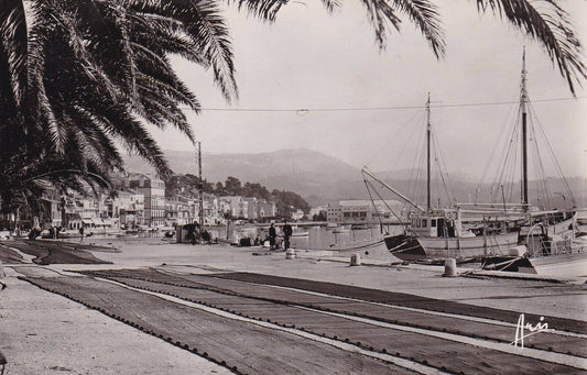 CARTE POSTALE CPSM NOIR ET BLANC / BANDOL VAR UN COIN DU PORT (1965)