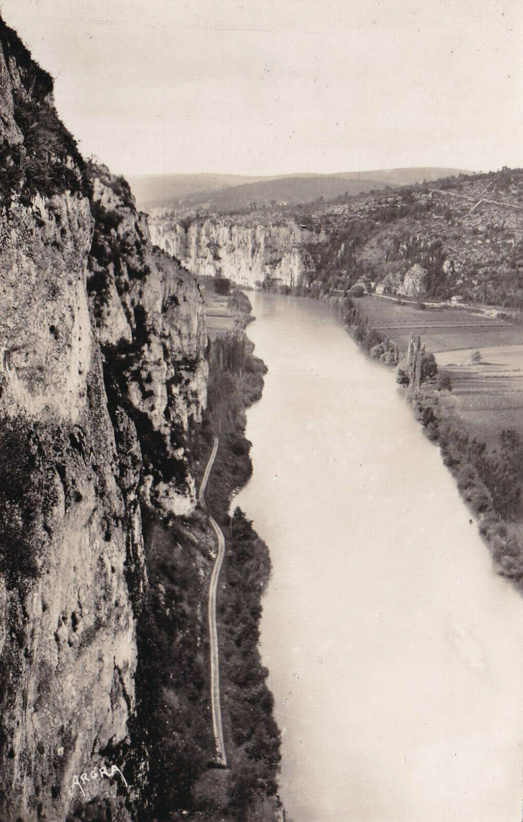 CARTE POSTALE CPSM NOIR ET BLANC / LE LOT FALAISE DE SAINT-CIRQ-LAPOPIE