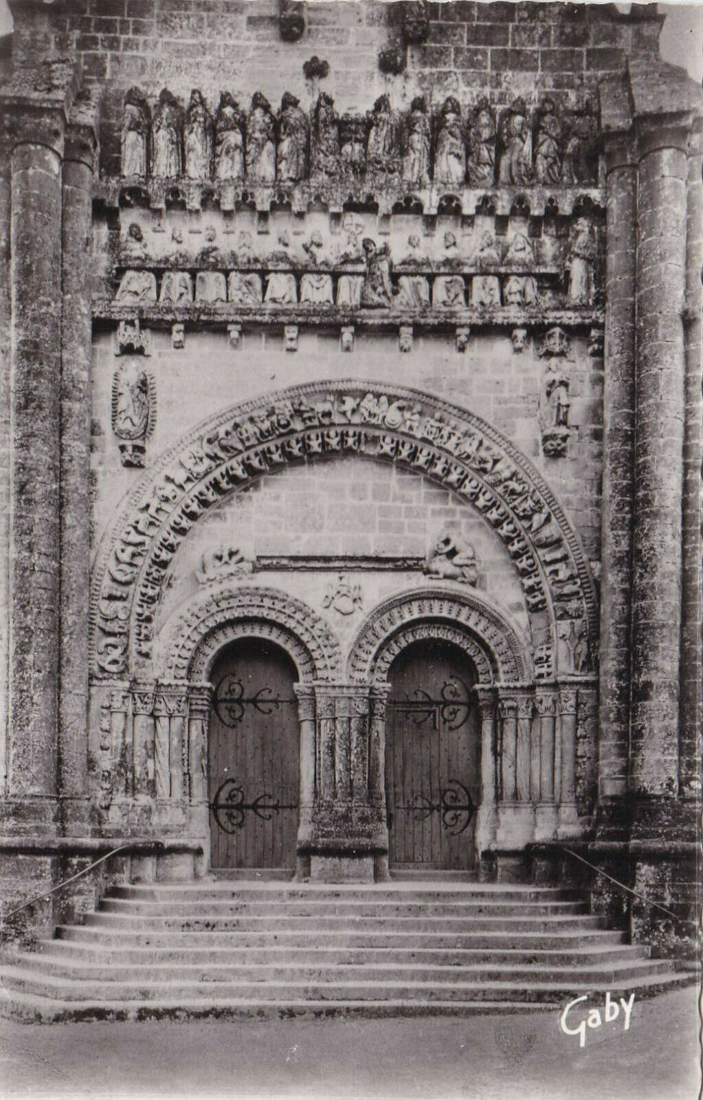CARTE POSTALE CPSM NOIR ET BLANC / VOUVANT PORTAIL PRINCIPAL DE L'EGLISE ROMANE