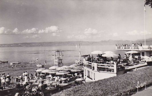 CPSM BLACK AND WHITE POSTCARD / EVIAN-LES-BAINS THE BEACH AND LAKE LEMAN 1962 
