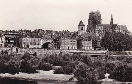 CARTE POSTALE CPSM NOIR ET BLANC / ORLEANS VUE GENERALE VERS LA CATHEDRALE