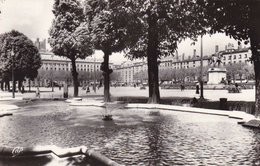 CARTE POSTALE CPSM NOIR & BLANC / LYON PLACE BELLECOUR LES BASSINS