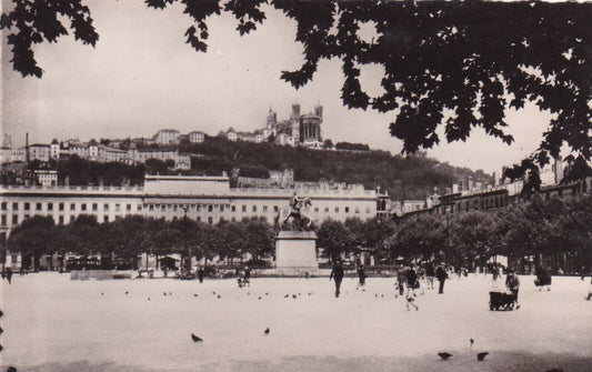 CPSM BLACK &amp; WHITE POSTCARD / LYON PLACE BELLECOUR WEST SIDE 