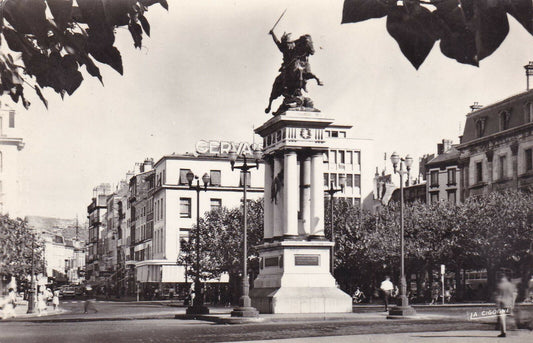 CARTE POSTALE CPSM NOIR ET BLANC / CLERMONT-FERRAND PLACE DE JAUDE (1965)