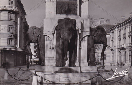 CARTE POSTALE CPSM NOIR & BLANC / CHAMBERY LA FONTAINE DES ELEPHANTS (1952)