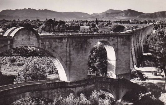 CARTE POSTALE SEMI-MODERNE NOIR & BLANC / CARPENTRAS AQUEDUC VAUCLUSE (1956)