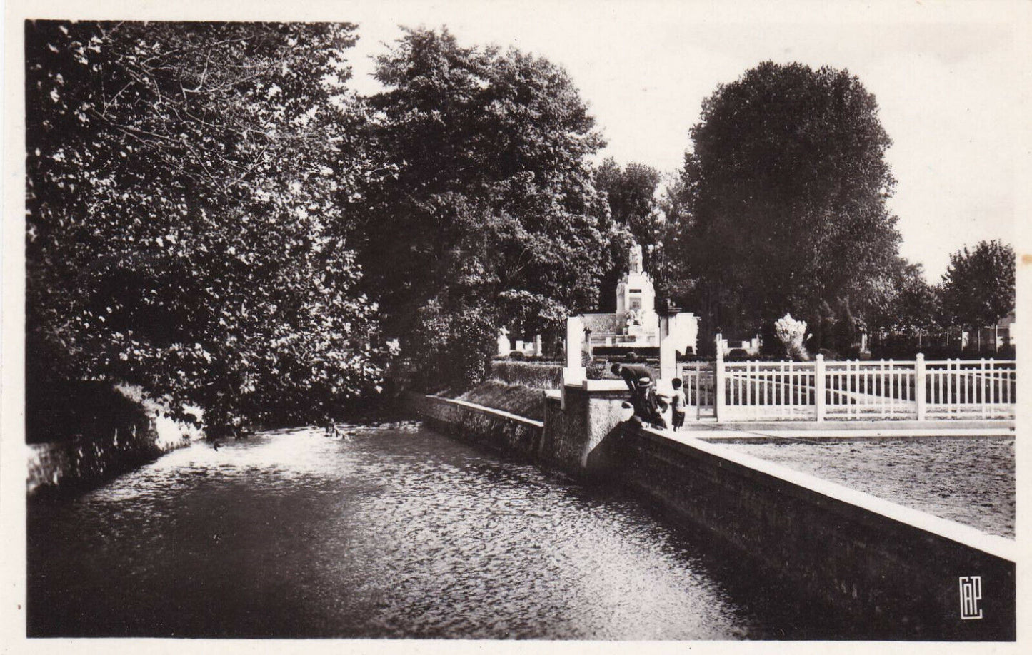 CARTE POSTALE ANCIENNE CPA / VIERZON VUE DU MONUMENT AUX MORTS PRISE DES BASSINS