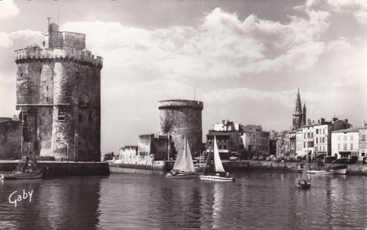CPSM BLACK &amp; WHITE POSTCARD / LA ROCHELLE LES TOURS THE PORT ENTRANCE (1962) 