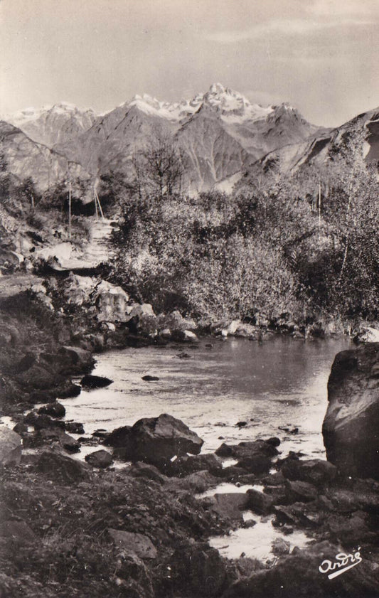 CPSM BLACK &amp; WHITE POSTCARD / BOURG-D'OISANS SOURCE OF THE BANK 
