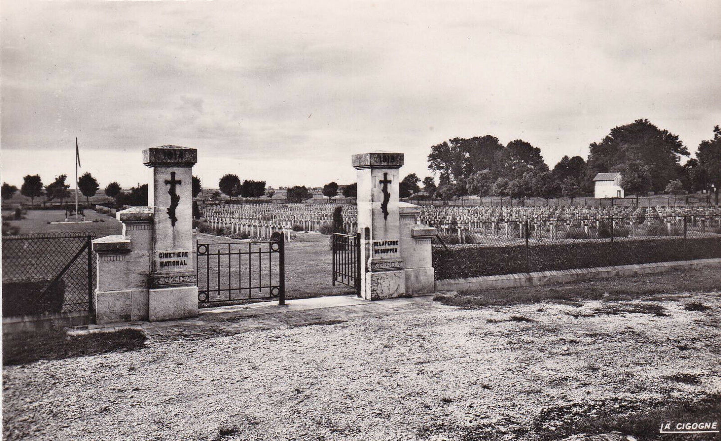 CPSM BLACK &amp; WHITE POSTCARD / SUIPPES SUIPPES FARM CEMETERY 