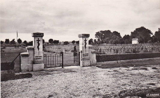 CPSM BLACK &amp; WHITE POSTCARD / SUIPPES SUIPPES FARM CEMETERY 