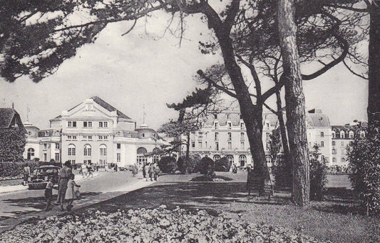 CARTE POSTALE CPSM NOIR & BLANC / CABOURG LE CASINO ET LES JARDINS (1956)