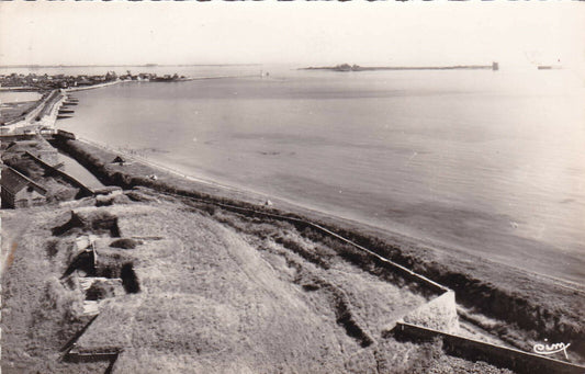 CPSM BLACK &amp; WHITE POSTCARD / ST-VAAST-LA-HOUGUE LES FOSSES DU FORT LA PLAGE