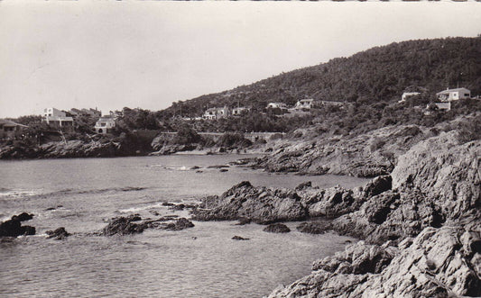CPSM BLACK &amp; WHITE POSTCARD / LES ISSAMBRES LA CALANQUE EAST (1953) 