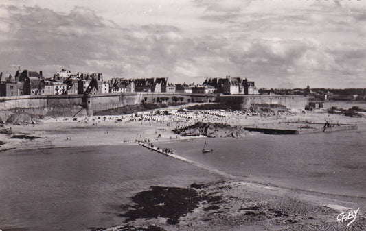 CPSM BLACK &amp; WHITE POSTCARD / SAINT-MALO THE BEACH AND THE RAMPARTS 
