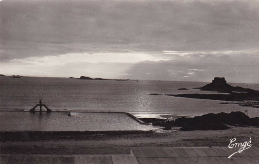 CPSM BLACK &amp; WHITE POSTCARD / SAINT-MALO SUNSET BONSECOURS BEACH 