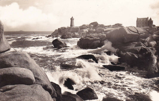 CARTE POSTALE CPSM NOIR & BLANC / PLOUMANAC'H LE PHARE UN JOUR DE TEMPETE