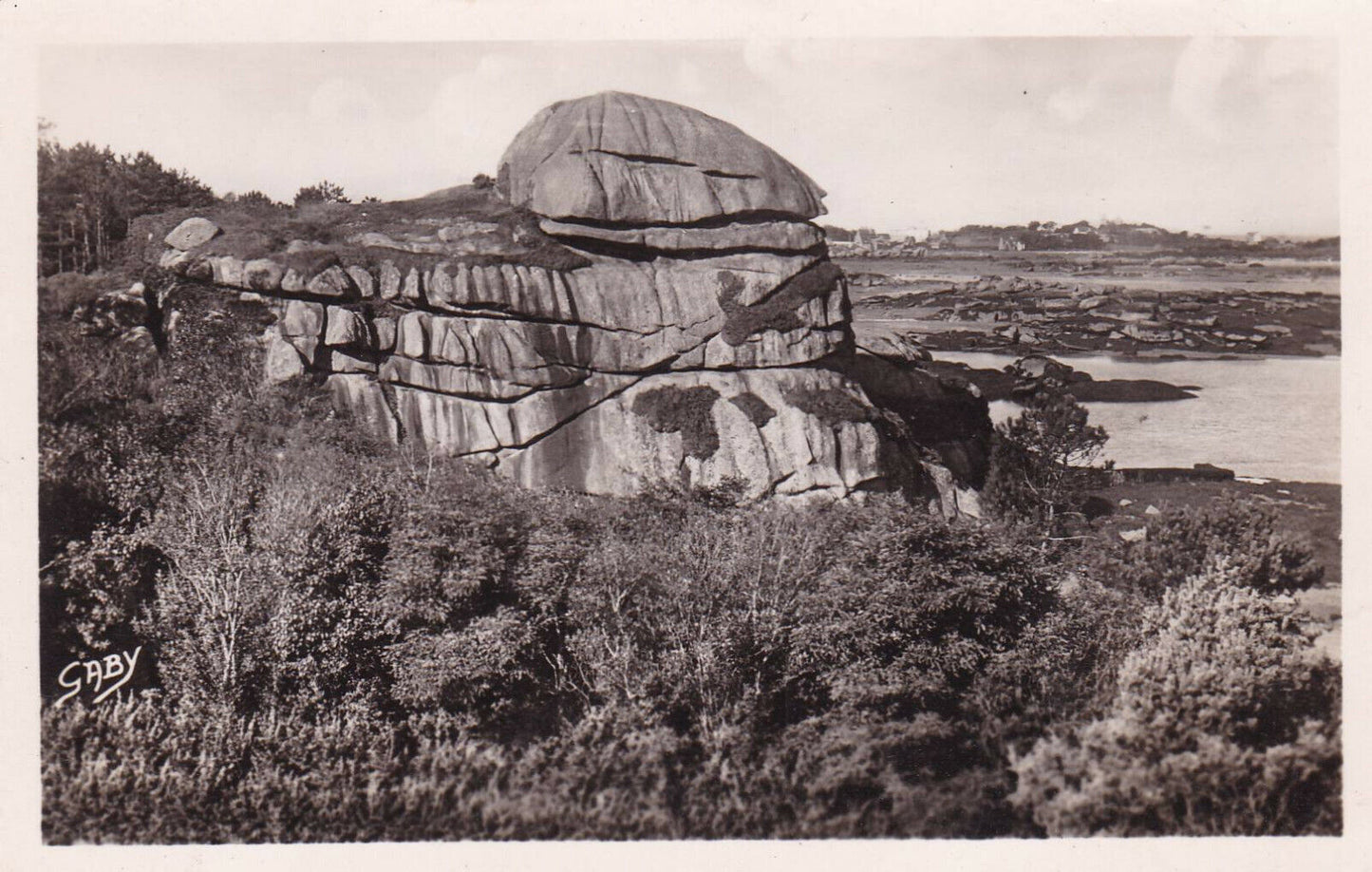 CARTE POSTALE CPSM NOIR & BLANC / PLOUMANAC'H LES ROCHERS DE LA BASTILLE