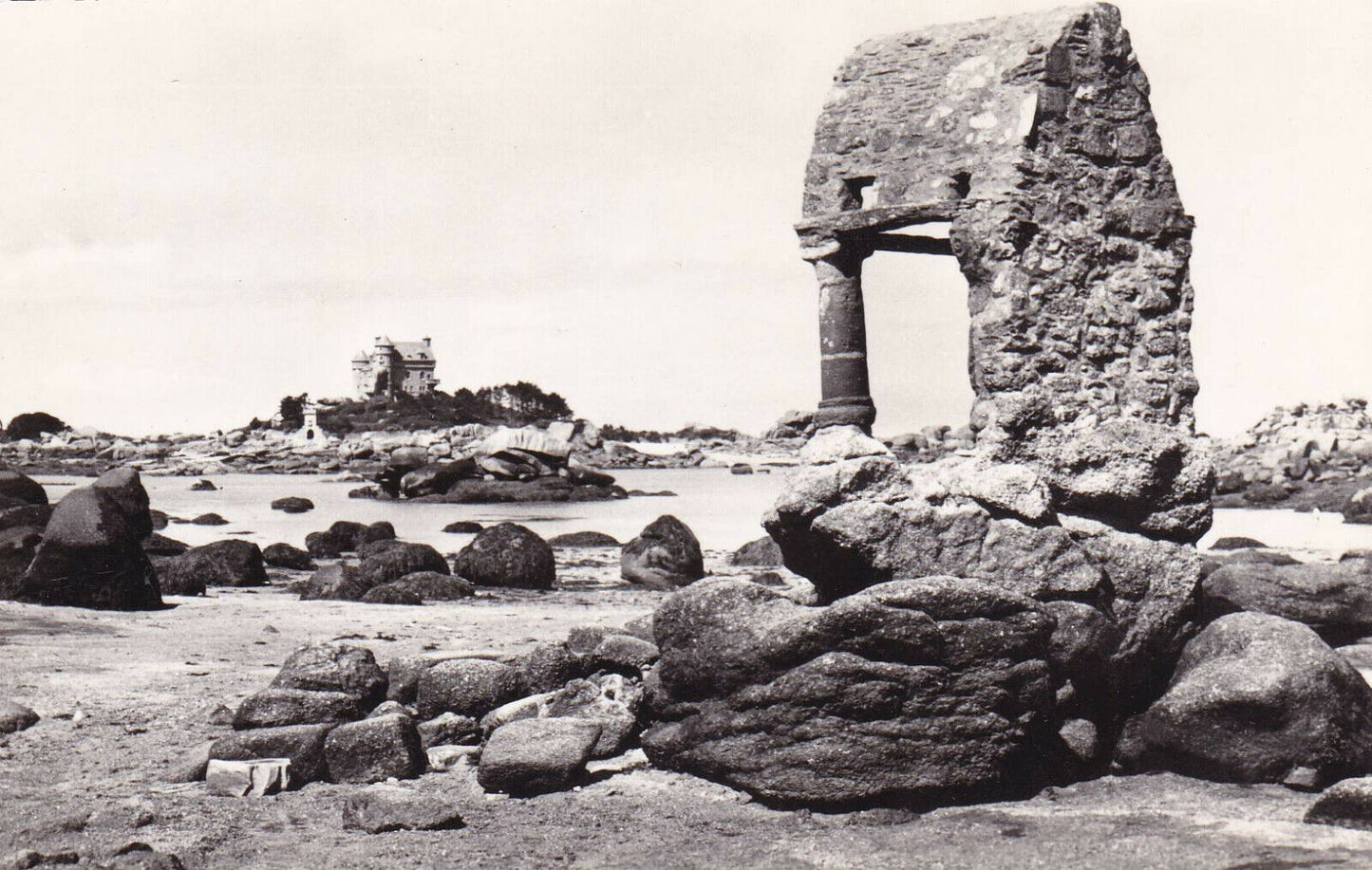 CPSM BLACK &amp; WHITE POSTCARD / PLOUMANAC'H LA CHAPELLE ST-GUIREC AND CASTLE 