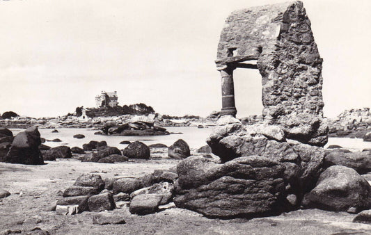 CPSM BLACK &amp; WHITE POSTCARD / PLOUMANAC'H LA CHAPELLE ST-GUIREC AND CASTLE 