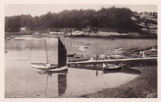 CARTE POSTALE CPSM NOIR & BLANC / PLOUMANAC'H UN COIN DE LA PLAGE ET LA CALE