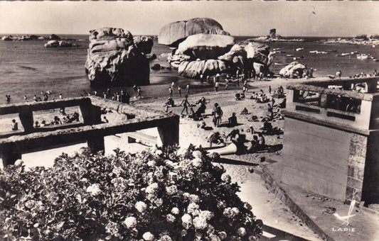 CARTE POSTALE CPSM NOIR & BLANC / TREGASTEL ROCHERS ET PLAGE DU COZ-PORS