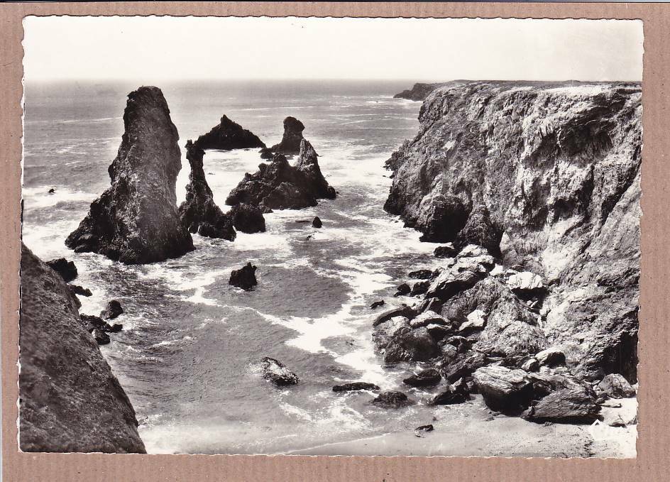 CPSM BLACK &amp; WHITE POSTCARD / BELLE-ILE-EN-MER PORT-COTON NEEDLES 