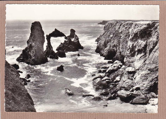 CPSM BLACK &amp; WHITE POSTCARD / BELLE-ILE-EN-MER PORT-COTON NEEDLES 