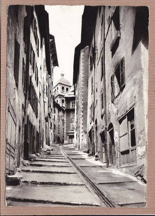 CARTE POSTALE CPSM NOIR & BLANC / BRIANCON VIEILLE RUE AU FOND LA COLLEGIALE