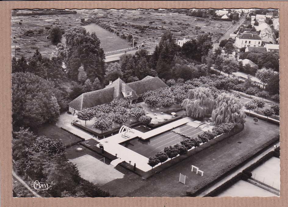 CARTE POSTALE CPSM NOIR & BLANC / VICHY VUE AERIENNE DU SPORTING-CLUB