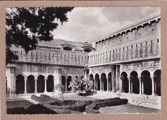 CARTE POSTALE CPSM NOIR & BLANC / ARLES VUE INTERIEURE DU CLOITRE ST-TROPHIME