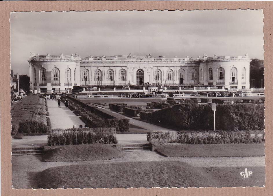 CARTE POSTALE CPSM NOIR & BLANC / DEAUVILLE PLAGE FLEURIE CASINO ET LES JARDINS