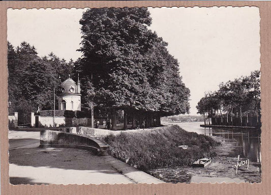 CARTE POSTALE CPSM NOIR & BLANC / MELUN LE PONT MARAT ET LA PROMENADE