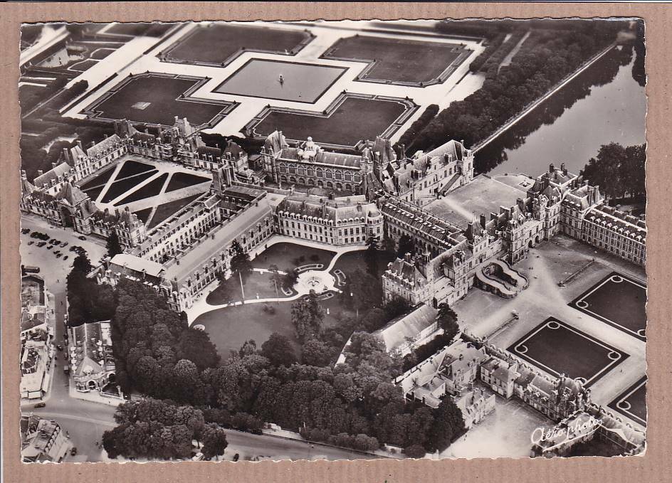 CPSM BLACK &amp; WHITE POSTCARD / FONTAINEBLEAU LE CHATEAU (1958) 