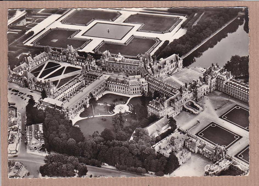 CPSM BLACK &amp; WHITE POSTCARD / FONTAINEBLEAU LE CHATEAU (1958) 