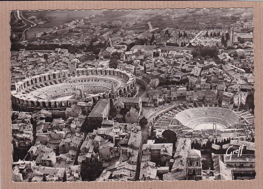 CARTE POSTALE CPSM NOIR & BLANC / ARLES VUE AERIENNE ARENES THEATRE ANTIQUE